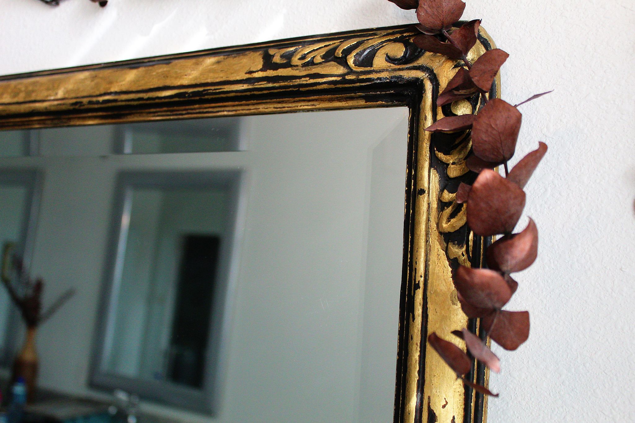 Elegantly Distressed Gold Mirror Nooks In Bloom